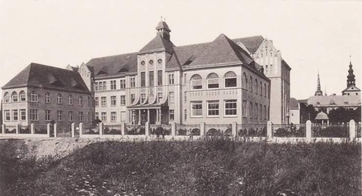 1. SZPITAL MIEJSKI W NYSIE MODERNIZM W OKOWACH TRADYCJI W po udniowej cz ci Nysy, po wyburzeniu murów obronnych pod koniec XIX w., podj to dzia ania maj ce na celu ich zagospodarowanie.