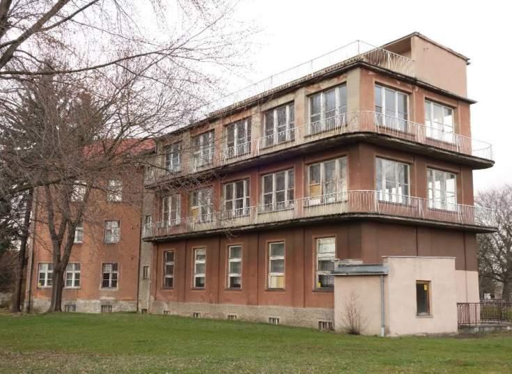 pacjenci uprawiali przylegaj ce do centrum pole uprawne, ogród i sad 12. Zak ad od 1934 r. prowadzili bracia z Kongregacji w. Aleksego w Neuss, od 1937 r. siostry augustianki, a w 1938 r.