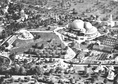 Rys. 3. Kompleks tzw. pierwszego Goetheanum z parkiem, ogrodem warzywnym i budynkami towarzysz cymi. Widok z lotu ptaka od strony po udniowej przed 1924 rokiem Fig. 3. Complex of buildings of the first Goetheanum, with park, vegetable garden, the view from the south, before 1924 ród o/source: http://de.