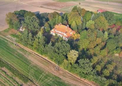 budynków zabytkowych, po o- onych cz sto w za o eniu parkowym, co wymaga o ingerencji w substancj zabytkow obiektu, jak i materia u ro linnego. 350 Rys. 7.