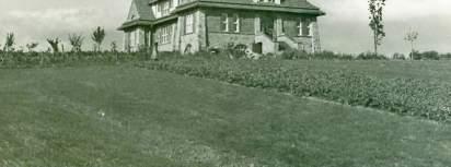 Folk High School in Ga view from the orchard, photo from the 1930s [source: http://podkarpackie.regiopedia.pl/wiki/uni wersytet-ludowy-w-gaci] 3.1. Ga Przeworska Wiejski Uniwersytet Orkanowy w Gaci, zosta wybudowany w latach 1935-1936 wed ug projektu Jana Koszczyc-Witkiewicza.