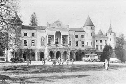 352 Rys. 10. Pa ac Ostaszewskich we Wzdowie, pocz tek XX wieku [ ród o: http://www.tunguska.pl/ odlot-hrabiego-ostaszewskiego/ Fig. 10. Ostaszewski Palace in Wzdów, beginning of the 20th century [source: http://www.