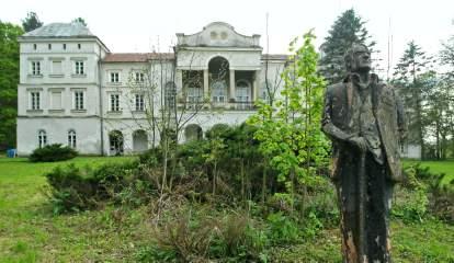 Pa ac we Wzdowie z rze b Adama Ostaszewskiego, widok wspó czesny (fot. autor, 2015) Fig. 11.