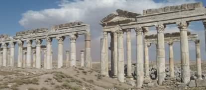 Rys. 1. Kolumnada uliczna w Apamei, II w. n.e. (fot. autor) Fig. 1. The colonnade of the avenue in Apamea, 2nd Century AD (photo by author) opus emplectum 20, opus quadratum 21.