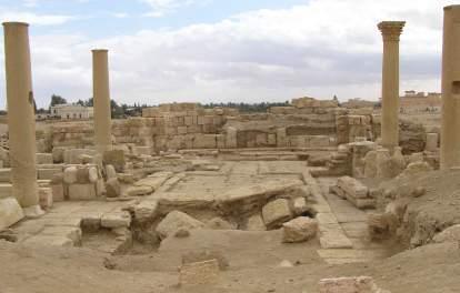 Rys. 8. Ruiny wn trza bazyliki IV w Palmyrze (fot. autor) Fig. 8. The ruins of the interior of the basilica IV in Palmyra (photo by author) w zale no ci od miejsca wyst powania, u ytego materia u, zastosowanej technologii, wymiarów bazyliki.
