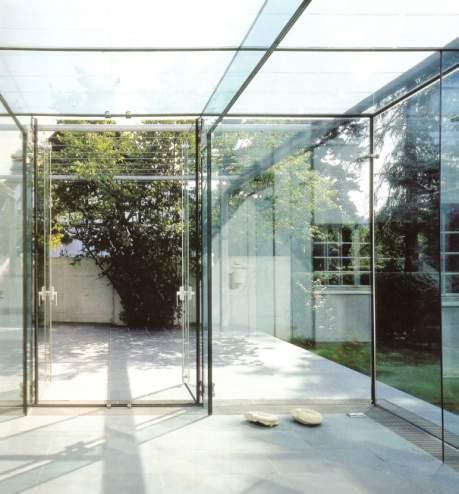 Rys. 11. Pawilon z tafli szklanych czonych punktowo cznikami talowymi. Sailer House. Salzburg [7] Fig. 11. Pavillion constructed with glass panels and steel point fixing system. Sailer House. Salzburg [7] Rys.