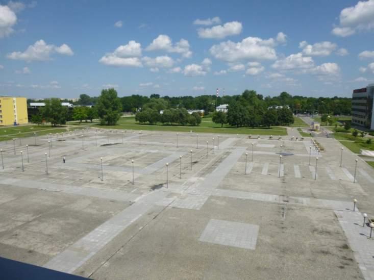 Rys. 1. Górna p yta parkingu podziemnego na terenie Szko y G ównej Gospodarstwa Wiejskiego w Warszawie (fot. P. Wolski) Fig. 1. The flat roof of the underground car park located at the Warsaw University of Life Sciences (pic.
