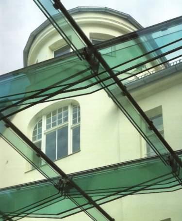 Dach przeszklony z os onami przeciws onecznymi. Salon Renault. Kraków (fot. autor) Fig. 15. Glazed roof with solar protection louvers.