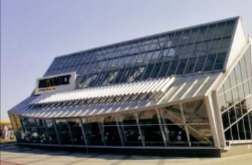 Barcelona (fot. autor) Fig. 16. Glazed walls with solar protection panels. Universidad Pompeu Fabra.