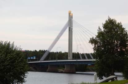 Rys. 1. Most wieca Drwali w Rovaniemi (fot. autor) Fig. 1. Lumberjack s Candle Bridge in Rovaniemi (photo by author) po czony z rze biarskim wizerunkiem fi skiego drwala, drugim Arktikum- Muzeum i Centrum Nauki.