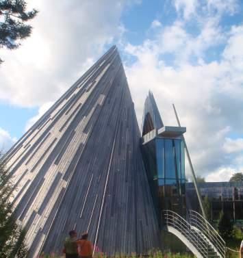 Rys. 3. Parlament Saamów Sametinget w Karasjok (fot. autor) Fig. 3. Sami Parliament Sametinget in Karasjok (photo by author) Drewno zastosowane jako materia wyko czeniowy jest niemodyfikowane, dzi ki czemu b dzie z wiekiem zmienia swój wygl d.