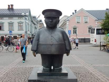 52 Rys. 4. Rze ba policjanta autor) Bobby w Oulu (fot. Fig. 4. Policeman sculpture Bobby in Oulu (photo by author) Rys. 5.