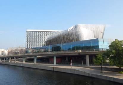 Rys. 6. Budynek Stockholm Waterfront w Sztokholmie (fot. autor) Fig. 6. Stockholm Waterfront building in Stockholm (photo by author) Dla stolicy Norwegii Oslo takim obiektem jest bez w tpienia budynek Narodowego Teatru i Baletu w Bjørvika nad Oslofjordem (arch.