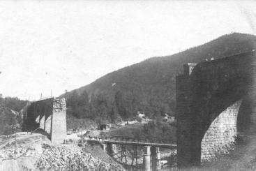 Postcard in the author s collection Rys. 4. Wiadukt w Jaremczu, 1917 r.