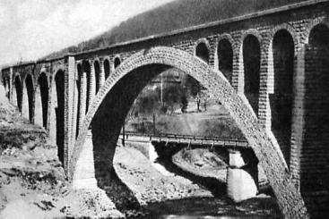 Rys. 6. Wiadukt w Jaremczu, po 1927 r. Wiadukt po odbudowie ze zniszcze wojennych. Widoczne pi uków pachwinowych w ka dej pachwinie uku centralnego.