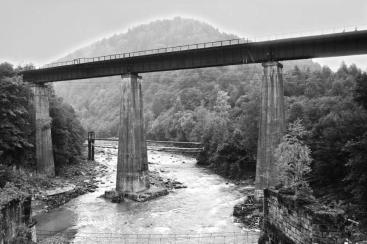 Visible five arches in each groin of the central arch. Postcard in the author s collection Rys. 7. Wiadukt w Jaremczu, 2008 r. (fot. autor) Fig. 7. Viaduct in Yaremche, 2008.
