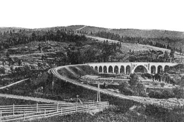 Rys. 14. Worochta wiadukt Paradczyn, ok. 1900 r. Karta pocztowa w zbiorach autora. Fig. 14. Vorokhta viaduct Paradczyn, around 1900.