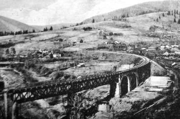Karta pocztowa w zbiorach autora. Fig. 15. Vorokhta viaduct Paradczyn, 1917-1927. Steel truss span over the damaged viaduct.