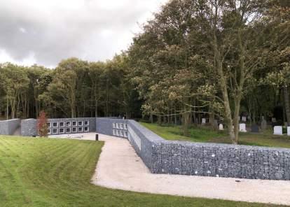 bureausla.nl/lisse/ (dost p dnia 01-02-2015) Fig. 8. Marking the boundaries of the cemetery by using gabions columbarium on the example of Duinhof cemetery (NL). Source: http://www.bureausla.nl/lisse/ (01-02-2015) Granica jest lini rozdzielaj c wiat wewn trzny od zewn trznego, strefy sacrum i profanum.