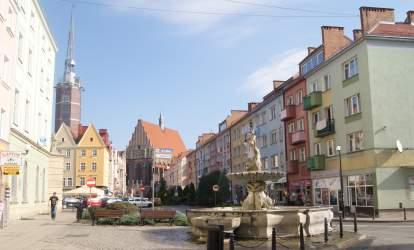 Fontann na prudnickim rynku, ufundowan przez burmistrza miasta oraz radnych, wykonano w 1696 roku w miejscu redniowiecznej studni.