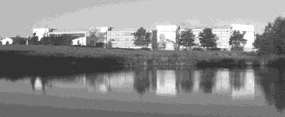 Architektura Wydzia u Fizyki przegl da si w rozlewiskach utworzonych prostymi rodkami technicznymi na istniej cych ciekach wodnych.