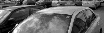 przeciska si w skimi chodnikami, aby doj do Wydzia u Chemii i wej cia g ównego Mi dzywydzia owego Centrum
