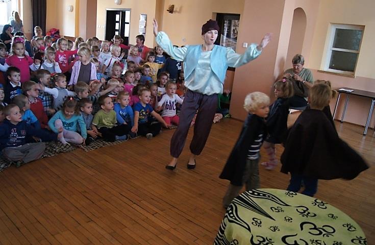 Z ŻYCIA PLACÓWEK OŚWIATOWYCH Gazeta Samorządowa Gminy Nędza nr 10/2014 TEATR WYSTĄPIŁ DLA DZIECI W GCK W NĘDZY ciekawi".