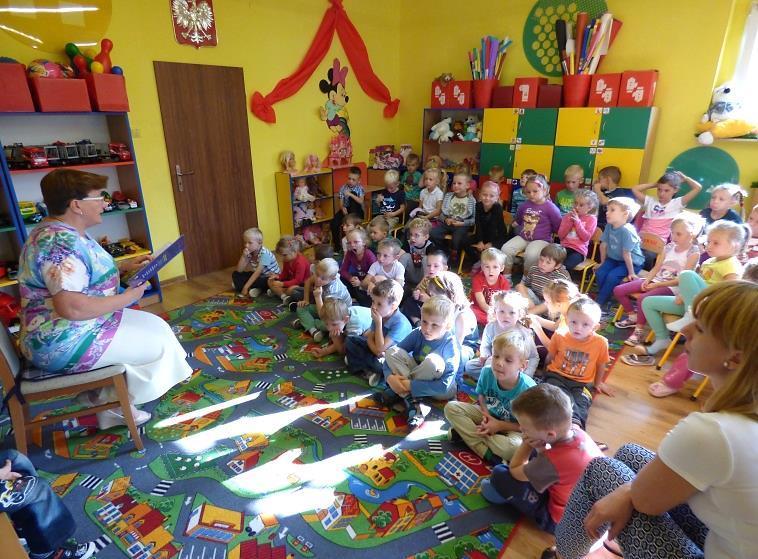 Ludmiła Jędrecka, wychowawczyni w Zespole Szkolno-Przedszkolnym w Górkach Śląskich, cieszy się, że dzieci mają okazję brać udział w wydarzeniach kulturalnych właśnie we własnej gminie.