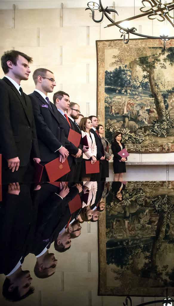 politycznych, gospodarczych i społecznych na świecie; głównych kierunków polskiej polityki zagranicznej, w tym zagranicznej polityki gospodarczej, historycznej i kulturalnej; wybranych zagadnień z