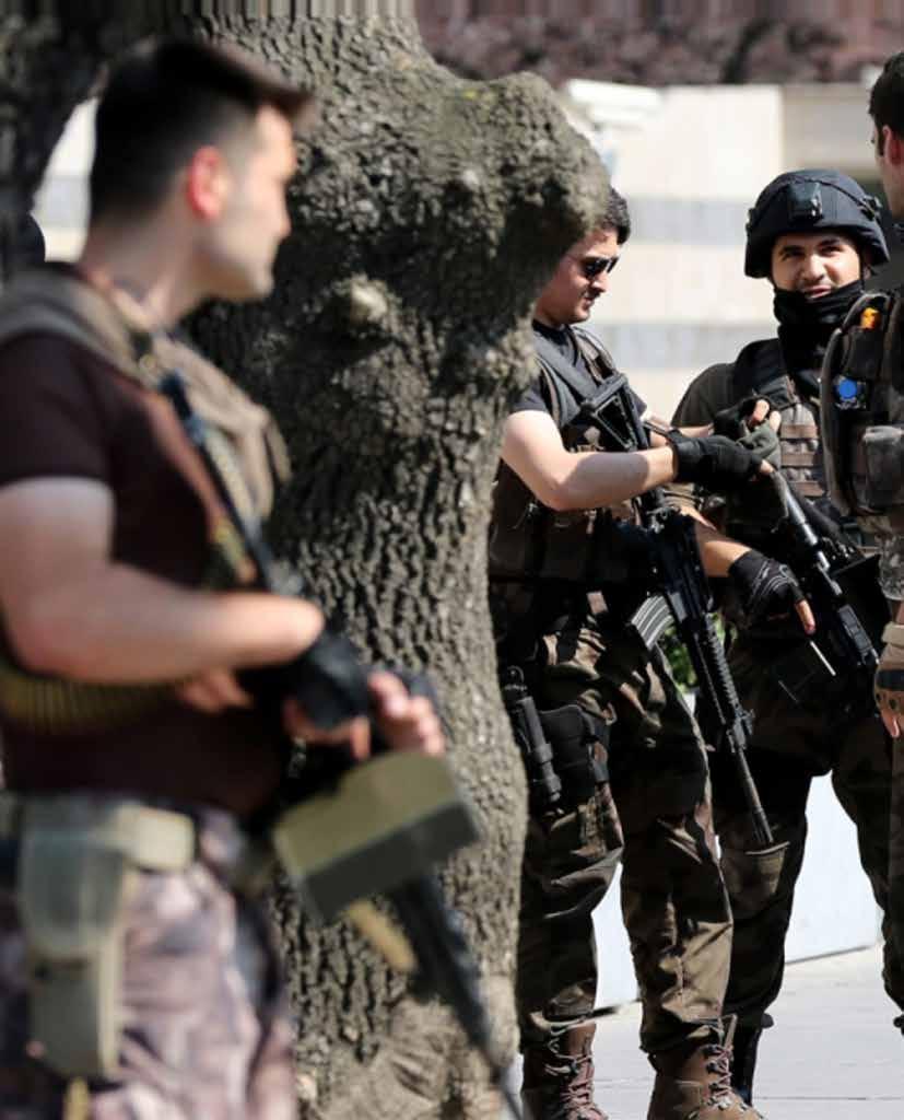 Pucz miał obalić władzę prezydenta Erdoğana, ale po kilku godzinach poniósł porażkę. W zamieszkach i starciach w całym kraju zginęło ok. 250 osób.