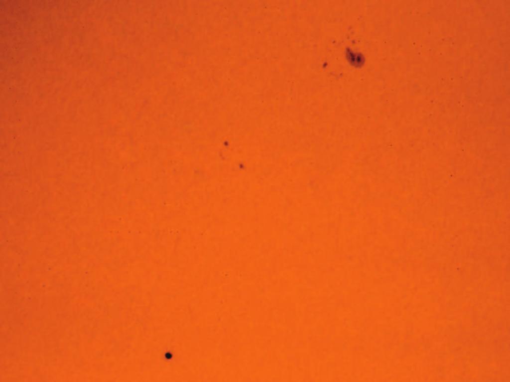 160 Marek NOWAK Fot. 3. Merkury oraz zestaw plam s onecznych w zbli eniu 9.05.2016 r. 15.47 (UT) [Fig. 3. The planet Mercury and a group of sunspots magnified 9 th May 2016, 15.