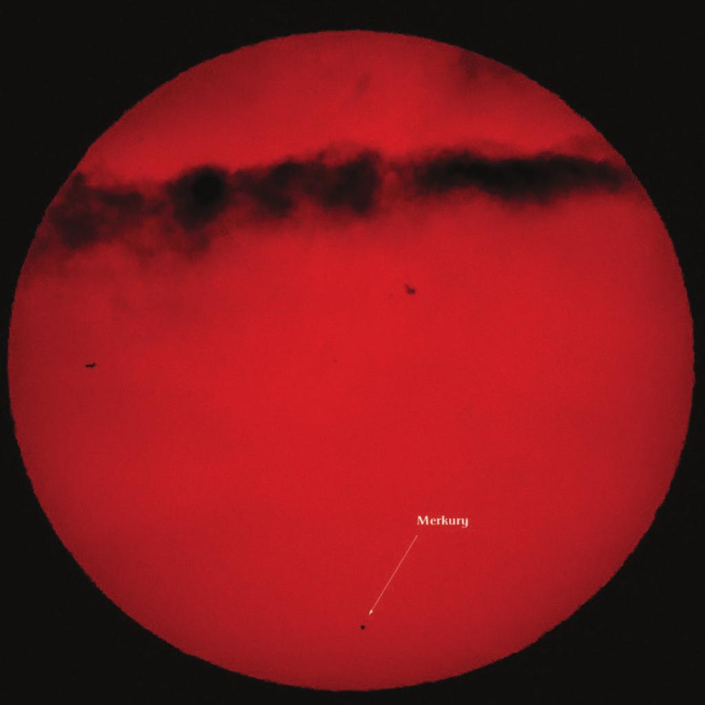 Cz stochowskie obserwacje astrofotograficzne 161 Fot. 5. S o ce z zestawem plam s onecznych, na jego tle Merkury oraz z lewej samolot pasa erski 9.