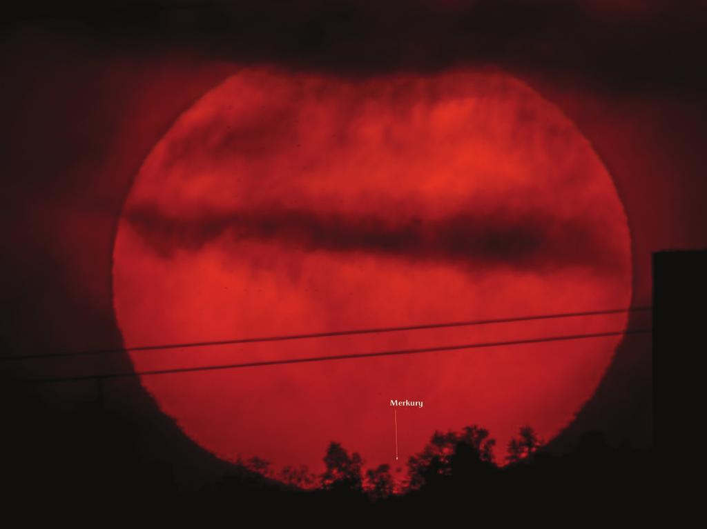 162 Marek NOWAK Fot. 6. SáoĔce, na jego tle Merkury oraz linia energetyczna WN 9.05.2016 r. 18.10 (UT) [Fig. 6. The Sun with Mercury and an HV power line 9th May 2016, 18.