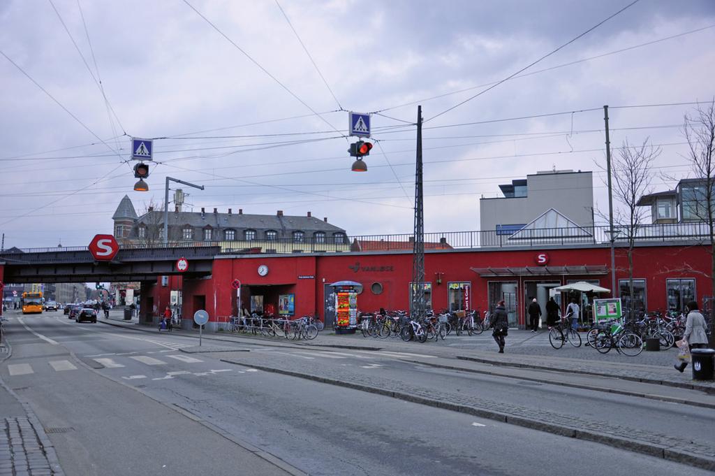dostarczono w latach 1934 1962. Były zestawiane z trzech wagonów w systemie s+d+s, jednak później zmodyfikowano ów system i zamawiano taką samą liczbę wagonów silnikowych, jak i doczepnych.