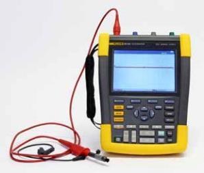 Konfiguracja jest przedstawiona na przykładzie oscyloskopu Fluke 190-204 ScopeMeter 4 kanałowy - 200 MHz. W przypadku miernika innego typu należy odnieść się do jego dokumentacji.