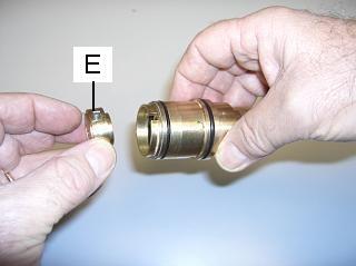 Montaż mosiężnego pierścienia E z wkrętem ze stali nierdzewnej.