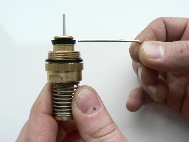 Kluczem nastawnym oraz kluczem płaskim 22 mm należy odkręcić mosiężną tuleję przycisku. UWAGA!