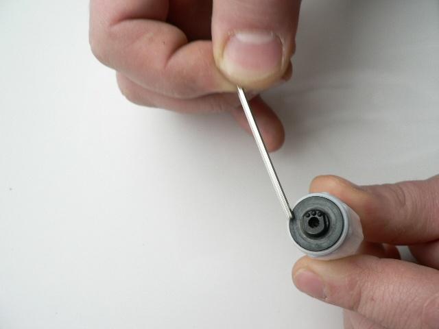 mieszacza - metalowy pierścień Po rozmontowaniu głowicy wymyć jej elementy a w szczególności