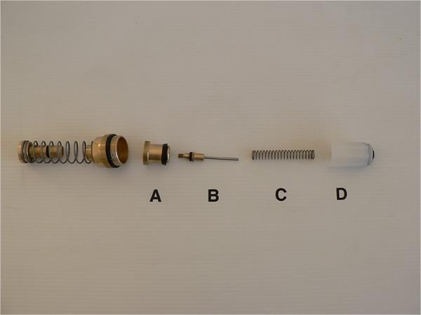 Następnie nakręcić nakrętkę koronową mocującą głowicę w korpusie baterii ( nakręcić tylko do lekkiego oporu zbyt mocne dokręcenie spowoduje późniejsze ciężkie obracanie się pokrętła regulacji