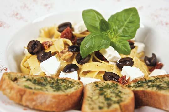 Pappardelle z serem feta Makarony Spaghetti carbonara prażony bekon, parmezan, sos śmietanowo- jajeczny Tagliatelle ze szpinakiem i serem gorgonzola oraz sosem śmietanowym, podawane z grzankami