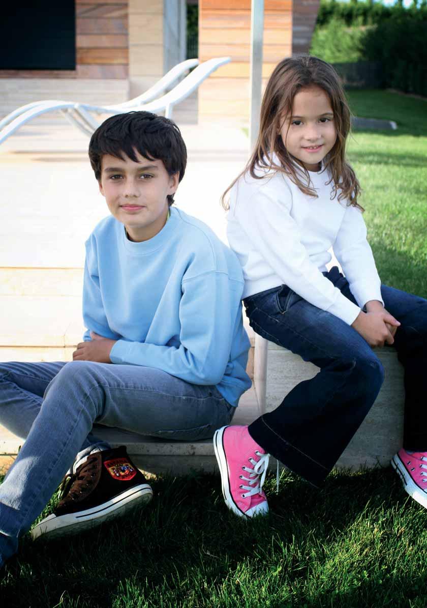 Kid Sweatshirt REF. SWRK 280 5 25 NY NAVY SK SKY BLUE PH PEACH BG BOTTLE GREEN Bluza dresowa młodzieżowa. Podwójne przeszycia ściągaczy i rękawów. Ściągacze wzmocnione lycrą.