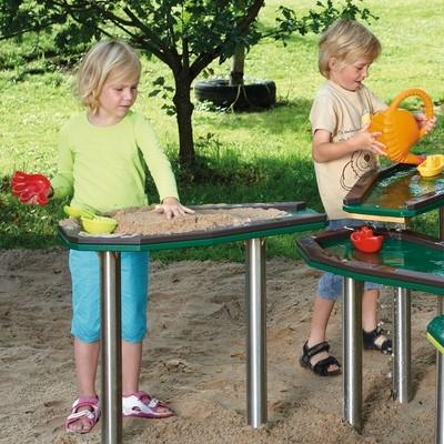 - odporny na warunki atmosferyczne w tym promienie UV, wandalizm - bez szkodliwych substancji - słupy ze stali szlachetnej nierdzewnej Minimalne wymiary: dł. 75 cm x szer. 40 cm wys. max 60 cm 5.