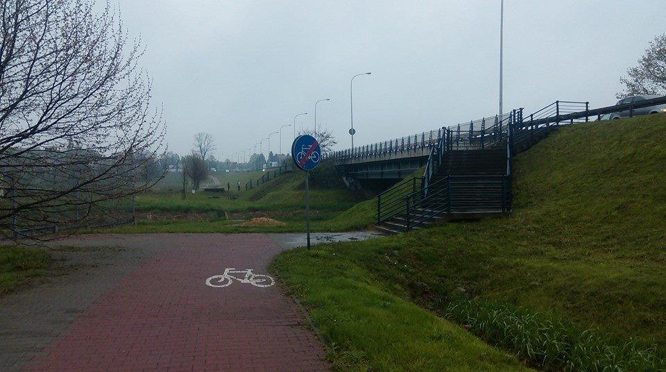 Eliminacja przeszkód terenowych, wpływających na spójność tras rowerowych, drastycznie wydłużających czas podróży i zniechęcających do tej formy transportu jak w przykładzie pokazanym na zdjęciu