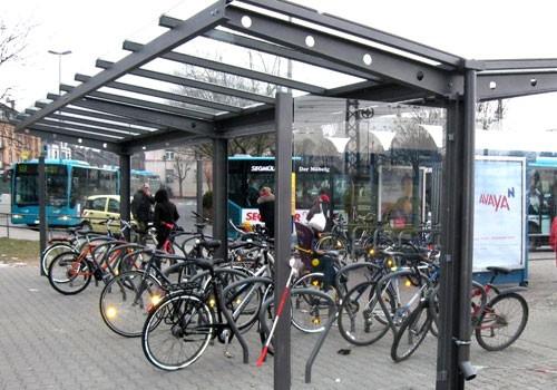 i peronów stacyjnych, niż parkingi dla samochodów osobowych, a wynika to głównie ze względów logistycznych (parkingi B+R nie są typowym źródłem kolizji i zajmują znacznie mniej miejsca).