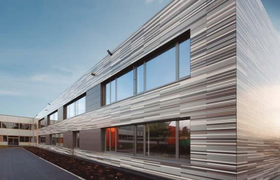Wykonana z lamel fasada podkreśla zarazem kubaturę obiektów architektonicznych.