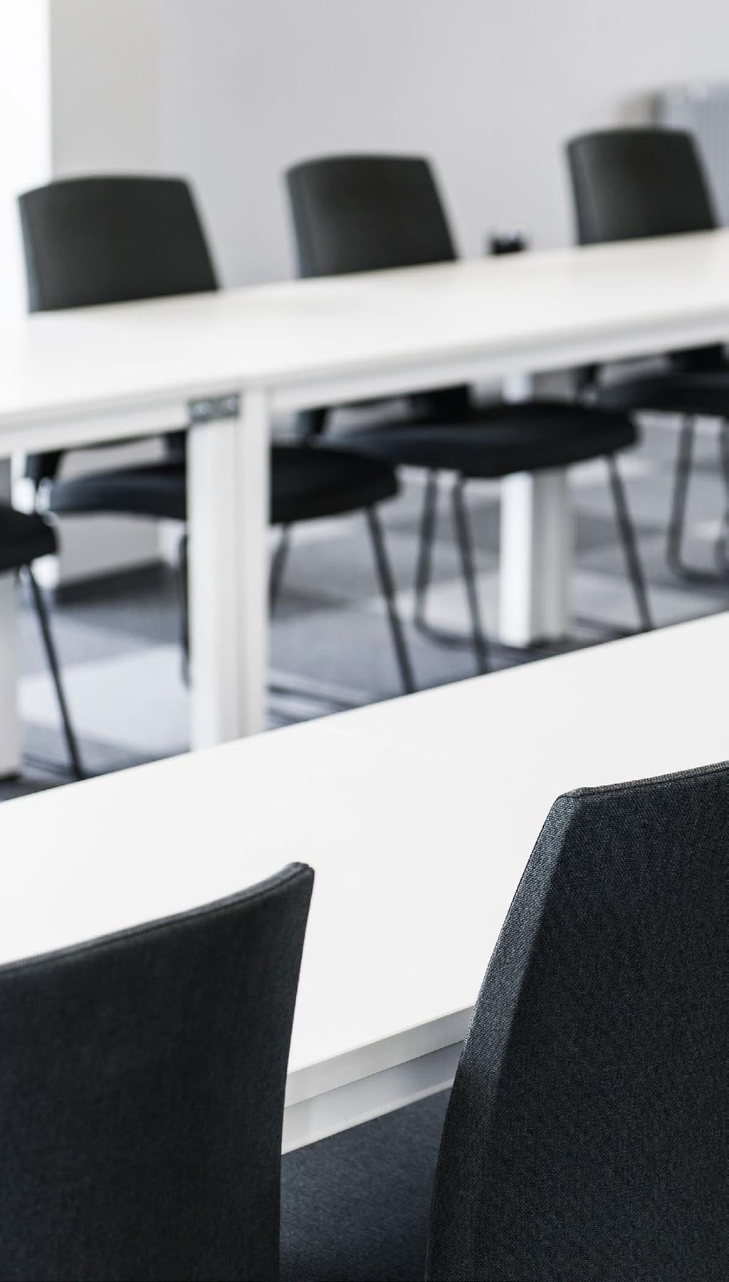 Na 2 piętrze w sali konferencyjnej znajduje się specjalnie wydzielone miejsce na przerwę kawową, zaś nasz Szef Kuchni proponuje wyjątkowe menu bankietowe.