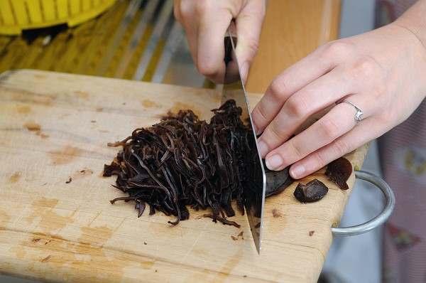 makaronu sojowego 2 godziny przed zaczęciem następnej fazy przygotowania Faza 2-Przygotowanie bieŝące Posiekać cebulę i grzyby Zrobić