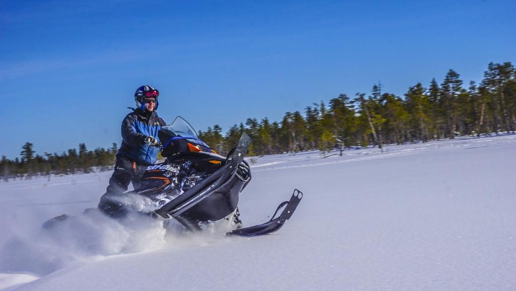 Z KIM POJEDZIESZ? Adam - od kilku lat mieszka zimą w Laponii. Pół życia spędził na śniegu ucząc jazdy na nartach, snowboardzie oraz będąc przewodnikiem na skuterach śnieżnych.