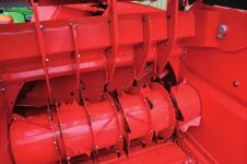 3 POLYDRIVE POLYDRIVE to hydraulicznie rozłączany system pasów napędzających bęben podający, oferujący wiele korzyści dla użytkownika: Połączenie mocy mechanicznego układu napędowego z elastycznością
