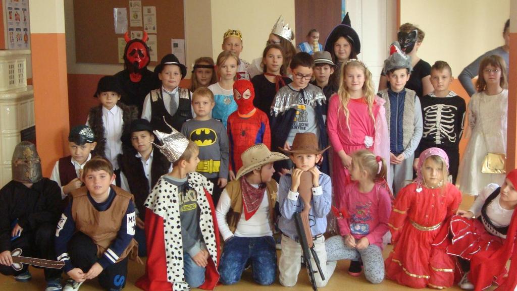 DZIEŃ POSTACI Z BAJEK w Niepublicznej Szkole Podstawowej w Mninie Nasza szkoła po raz pierwszy włączyła się w obchody Międzynarodowego Dnia Postaci z Bajek, który przypada 5 listopada.
